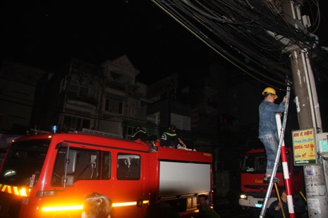 Cháy nổ đại lý gas, nhiều bình gas được quăng xuống kênh - 4 Sự cố làm mất điện cả khu dân cư