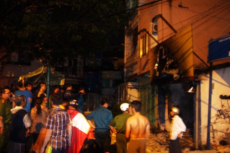 Cháy nổ đại lý gas, nhiều bình gas được quăng xuống kênh - 2 Cả khu dân cư náo loạn vì vụ cháy