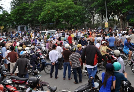 Nhiều người hiếu kỳ đứng xem gây ùn tắc giao thông nghiêm trọng