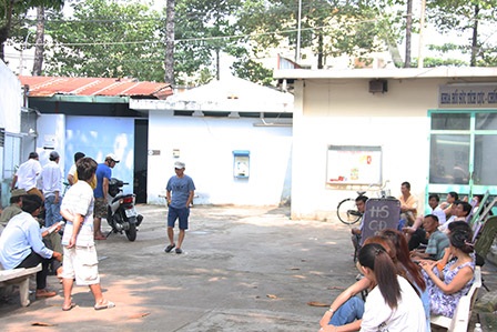 Người nhà nạn nhân có mặt trước nhà xác chờ nhận thi thể anh Hiếu