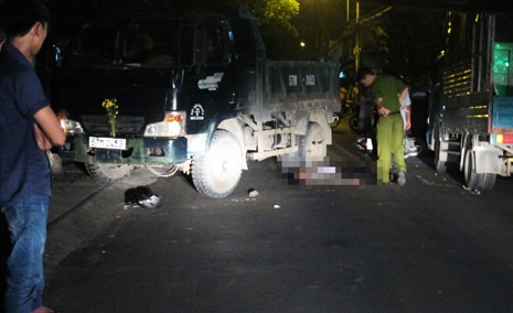 Tránh xe ben, tông vào xe tải tử vong - 1 Hiện trường vụ tai nạn