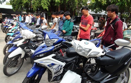 Xử phạt hàng chục “quái xế” tham gia “bão đêm” - 1 Nhóm thanh niên tham gia “bão đêm” bị đưa ra kiểm điểm, xử phạt