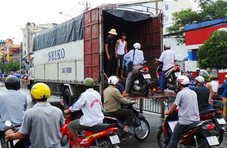 Kiếm tiền triệu mỗi ngày nhờ... ngập lụt - 2 Giá mỗi xe máy được chở qua đoạn đường nước ngập là 20.000 đồng/xe