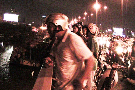 Nhiều người đi đường phát hiện vụ thiếu nữ nhảy cầu nhưng sự việc quá nhanh nên không kịp ngăn cản