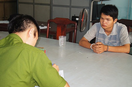 Cuộc truy bắt hung thủ hiếp dâm, giết bé gái 11 tuổi bịt đầu mối - 3 Nghi can hiếp dâm, giết người và cướp tài sản đang được lấy lời khai tại cơ quan công an