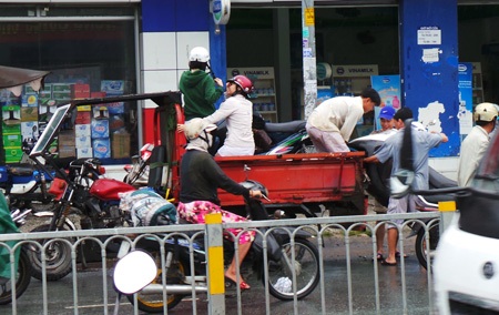Kiếm tiền triệu mỗi ngày nhờ... ngập lụt - 4 Nhiều dịch vụ hốt bạc nhờ ngập lụt