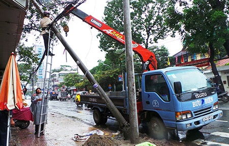 Cột điện bị xe container kéo đổ