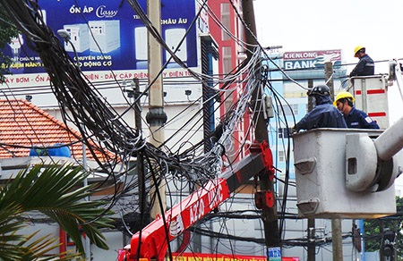 Trưa cùng ngày, việc xử lý hiện trường vẫn đang diễn ra.