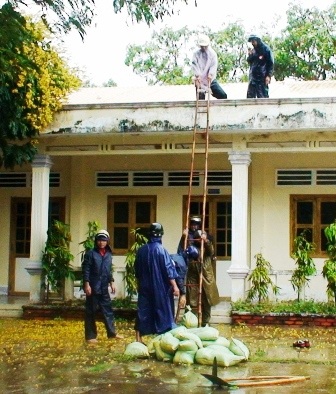 Người dân huyện Cần Giờ ứng phó với bão