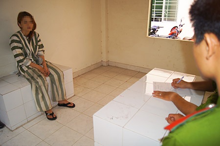 Một “tú bà” đang được lấy lời khai tại cơ quan công an