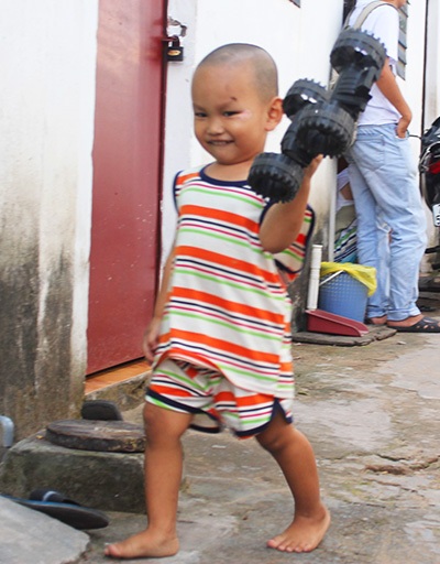 Tấm lòng bao dung của người cha có con bị “bảo mẫu” đánh chết - 2 Con trai của bảo mẫu Nhờ ban ngày chịu chơi, nhưng có đêm xuống là khóc đòi mẹ