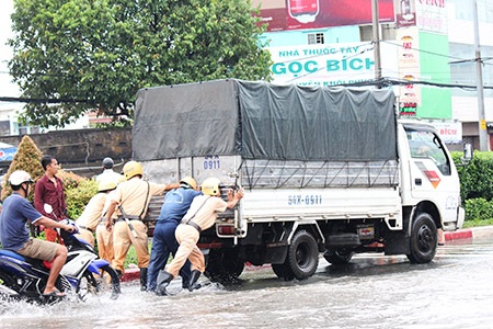 Hình ảnh đẹp giữa CSGT với người dân