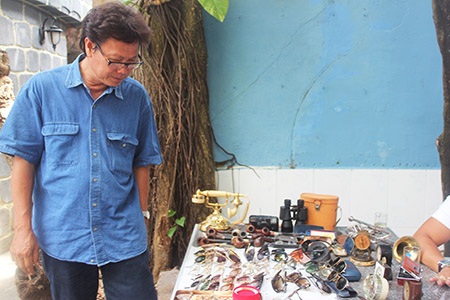 Một gian hàng trong phiên chợ ve chai 