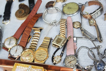 Mắt kính, đồng hồ được trưng bày trong phiên chợ ve chai