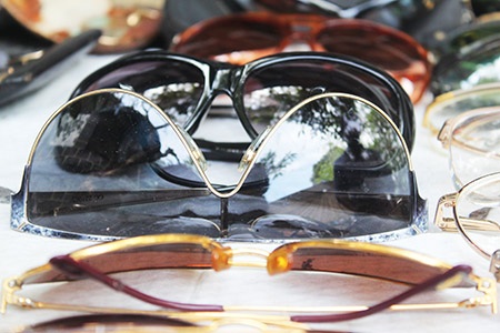 Mắt kính, đồng hồ được trưng bày trong phiên chợ ve chai