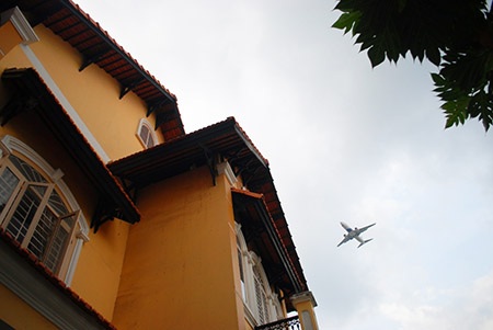 Cứ 4 - 5 phút có một máy bay ngang qua khu dân cư