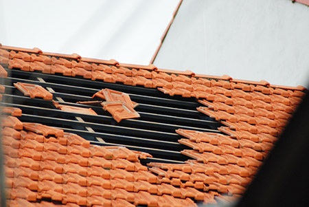 Mái ngói nghi bị sức gió từ máy bay hạ cánh hất tung