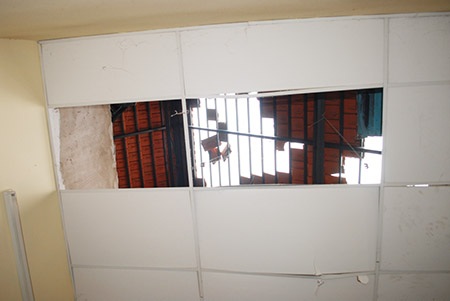 Mái ngói nghi bị sức gió từ máy bay hạ cánh hất tung