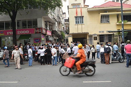 Giải cứu hơn 10 người trong căn nhà 3 tầng bị nghiêng