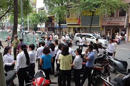 Khu vực xảy ra sự cố được phong toả, nhiều nhân viên phải đứng dưới lòng đường