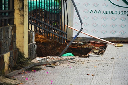 Phía trước toà nhà tạo thành một hố sâu