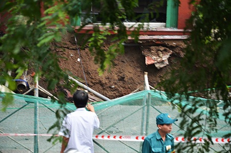 Phía trước toà nhà tạo thành một hố sâu