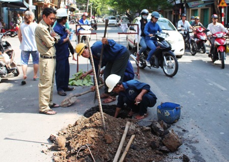 Thêm “hố tử thần” xuất hiện giữa trung tâm Sài Gòn - 2 Lực lượng chức năng khắc phục sự cố