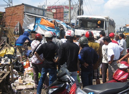 Hiện trường vụ 2 ô tô đâm nát một góc chợ