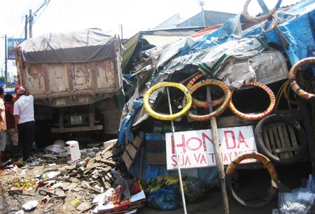 Hai chiếc xe ô tô đâm vào nhau rồi tiếp tục lao vào khu buôn bán bên đường