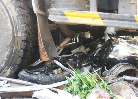 Hai chiếc xe ô tô đâm vào nhau rồi tiếp tục lao vào khu buôn bán bên đường