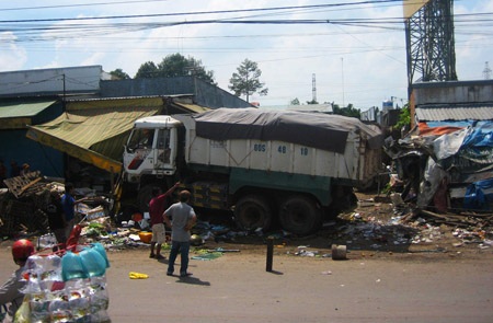 Hiện trường vụ 2 ô tô đâm nát một góc chợ