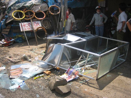 Hai chiếc xe ô tô đâm vào nhau rồi tiếp tục lao vào khu buôn bán bên đường