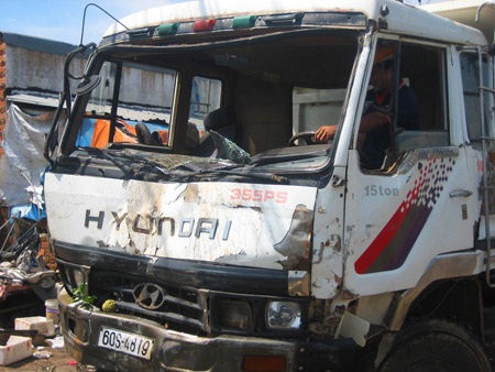 Hai chiếc xe ô tô đâm vào nhau rồi tiếp tục lao vào khu buôn bán bên đường