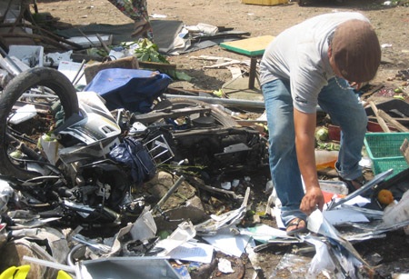 Hai chiếc xe ô tô đâm vào nhau rồi tiếp tục lao vào khu buôn bán bên đường