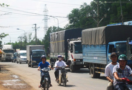 Giao thông trên quốc lộ 51 bị ùn tắc sau vụ tai nạn.