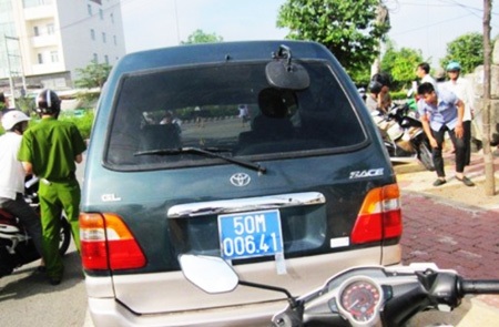 Chiếc xe biển số xanh được các đối tưởng sử dụng đi đòi nợ