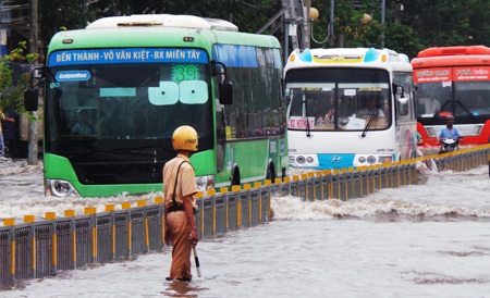 CSGT điều tiết giao thông giữa biển nước