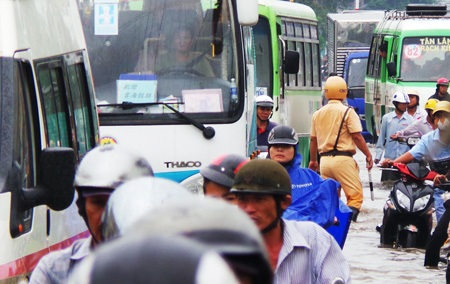 Điều tiết giữa dòng người đang lội sông