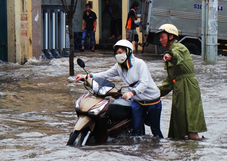 Hình ảnh đẹp giữa CSGT với người dân