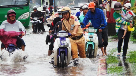 Giúp người dân thoát khỏi chỗ ngập sâu