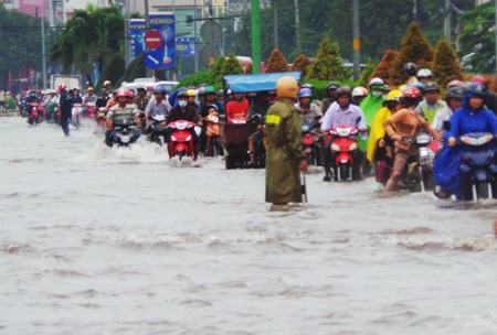 Điều tiết giữa dòng người đang lội sông