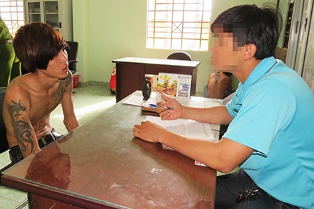 Băng cướp gieo nỗi kinh hoàng về đêm sa lưới - 1 Một tên trong băng cướp đêm đang được lấy lời khai tại cơ quan công an