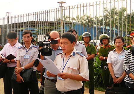 Lực lượng chức năng đọc quyết định thi hành án