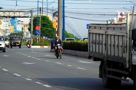 Đánh sập đường dây chuyên vận chuyển thuốc lá lậu từ biên giới Tây Nam - 2 Một nài xe chở thuốc lá lậu phóng như bay trên làn đường dành cho xe ô tô tại đường Trường Chinh