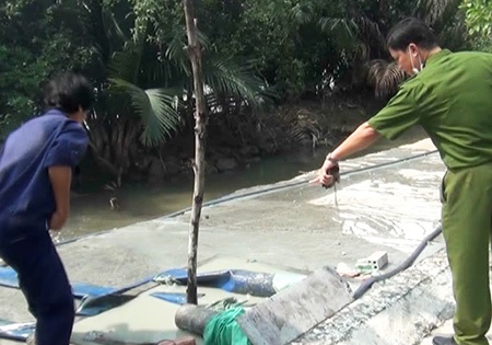 Vụ "bức tử" môi trường giữa lòng TPHCM: Giám đốc công ty quanh co chối tội - 1 Lực lượng chức năng kiểm tra đường ống xả chất thải