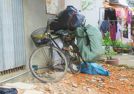 Làng mưu sinh bằng nghề “xẻ thịt” dây điện giữa Sài Gòn - 4 Chiếc xe đạp là phương tiện chính của lao động nơi đây