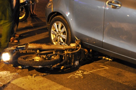 Chiếc xe máy kẹt cứng dưới gầm xe ô tô