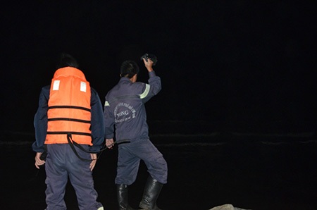 Trời tối, sóng to đã gây khó khăn lớn cho việc tìm kiếm nạn nhân mất tích