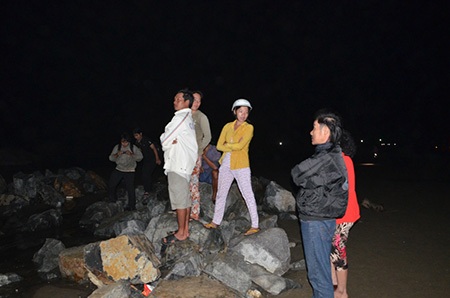 Nhiều người vẫn đang đứng trước biển để cầu mong một điều thần kỳ sẽ đến với các em