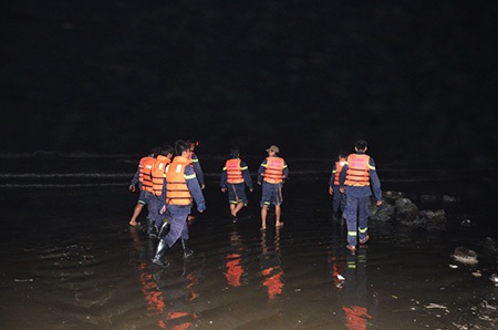 Lực lượng cứu hộ tiếp tục tìm kiếm các học sinh mất tích